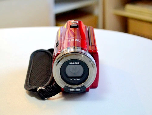 2.7寸可旋轉(zhuǎn)屏幕高清數(shù)碼攝像機(jī)